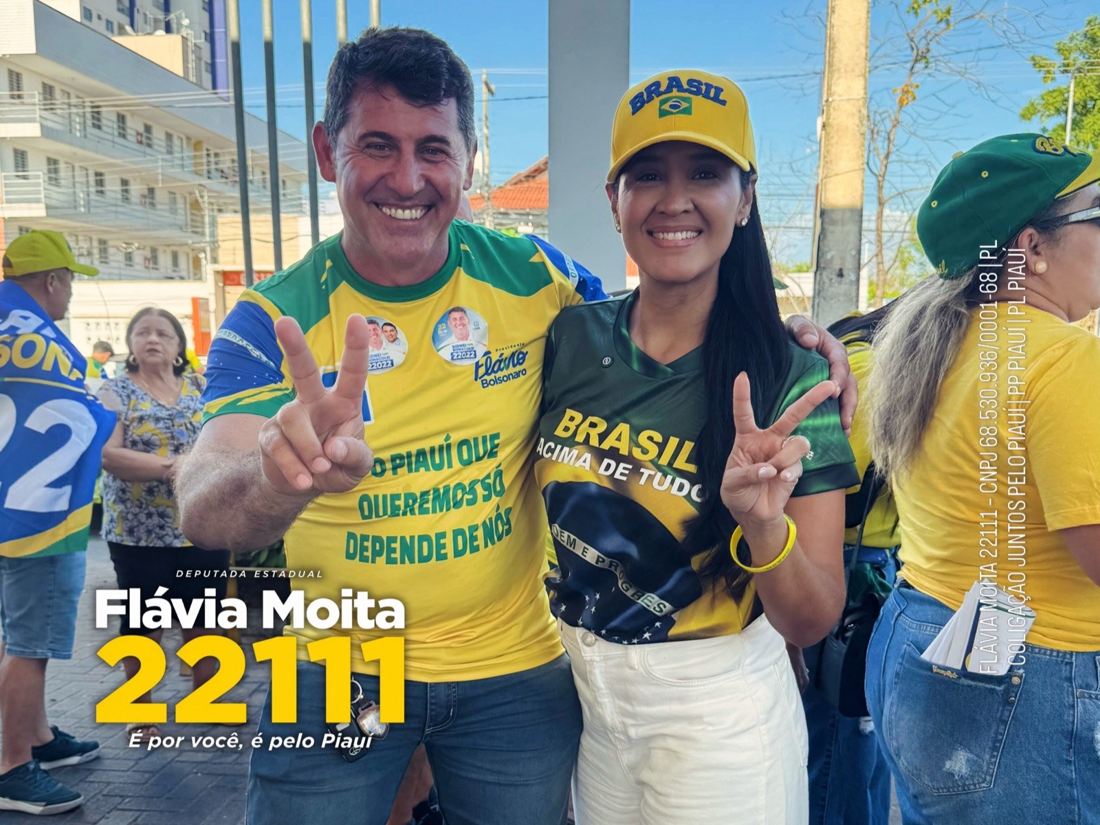 Flávia Moita ao lado de apoiadores durante caminhada